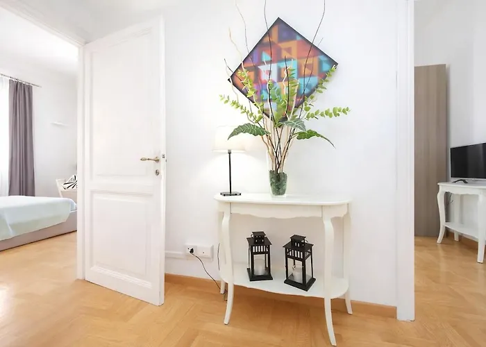 Апартаменты Luxury For 10 Vaticano S'peter Basilica Aircond Netflix - Sky Wifi *